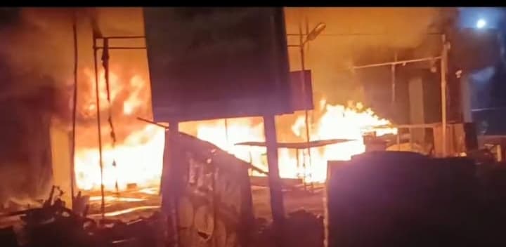 फर्नीचर-क्रॉकरी दुकान में लगी आग, भीड़ ने दमकल की गाड़ी पर किया पथराव