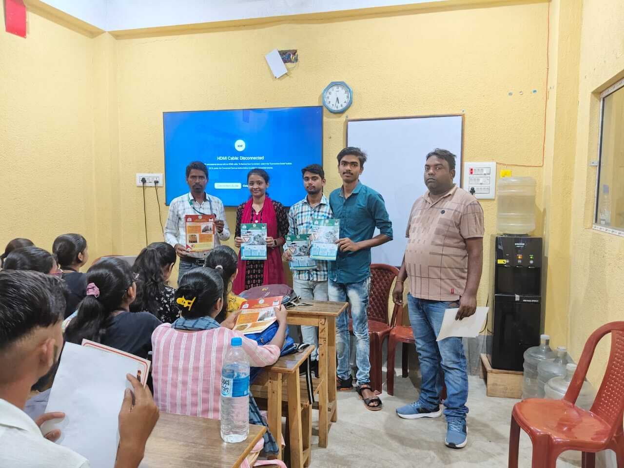 ट्रैफिक नियमों के प्रति छात्र-छात्राओं को किया गया जागरूक