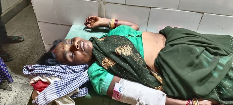 पिकअप के धक्के से दंपती घायल, धनबाद रेफर, नारायणपुर के लखनपुर में सड़क दुर्घटना