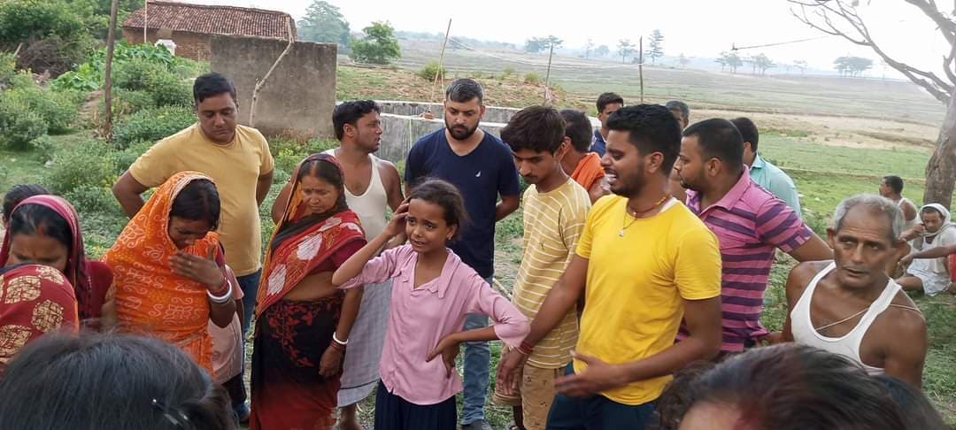 बाइक सवार दो लोग पेड़ से टकराये, एक युवक की मौत, दूसरा गंभीर रूप से घायल