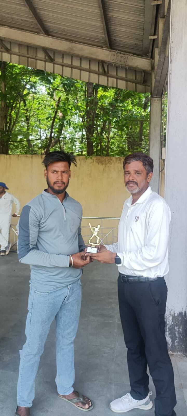 फ्रेंड्स एकादश की टीम ने लोयोला कोल्ट्स को तीन विकेट से हराया