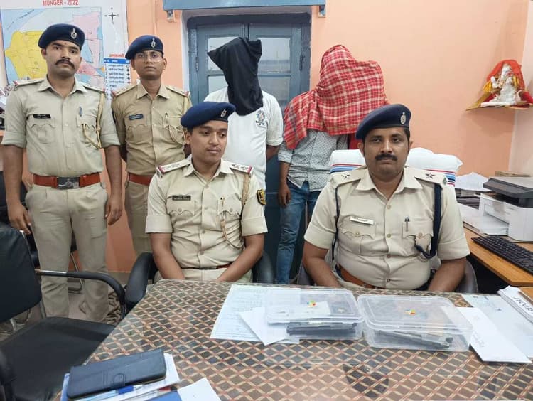 हथियार डिलिवरी करने आया तीन तस्कर गिरफ्तार, खरीदार फरार, दो पिस्टल व चार मैगजीन बरामद