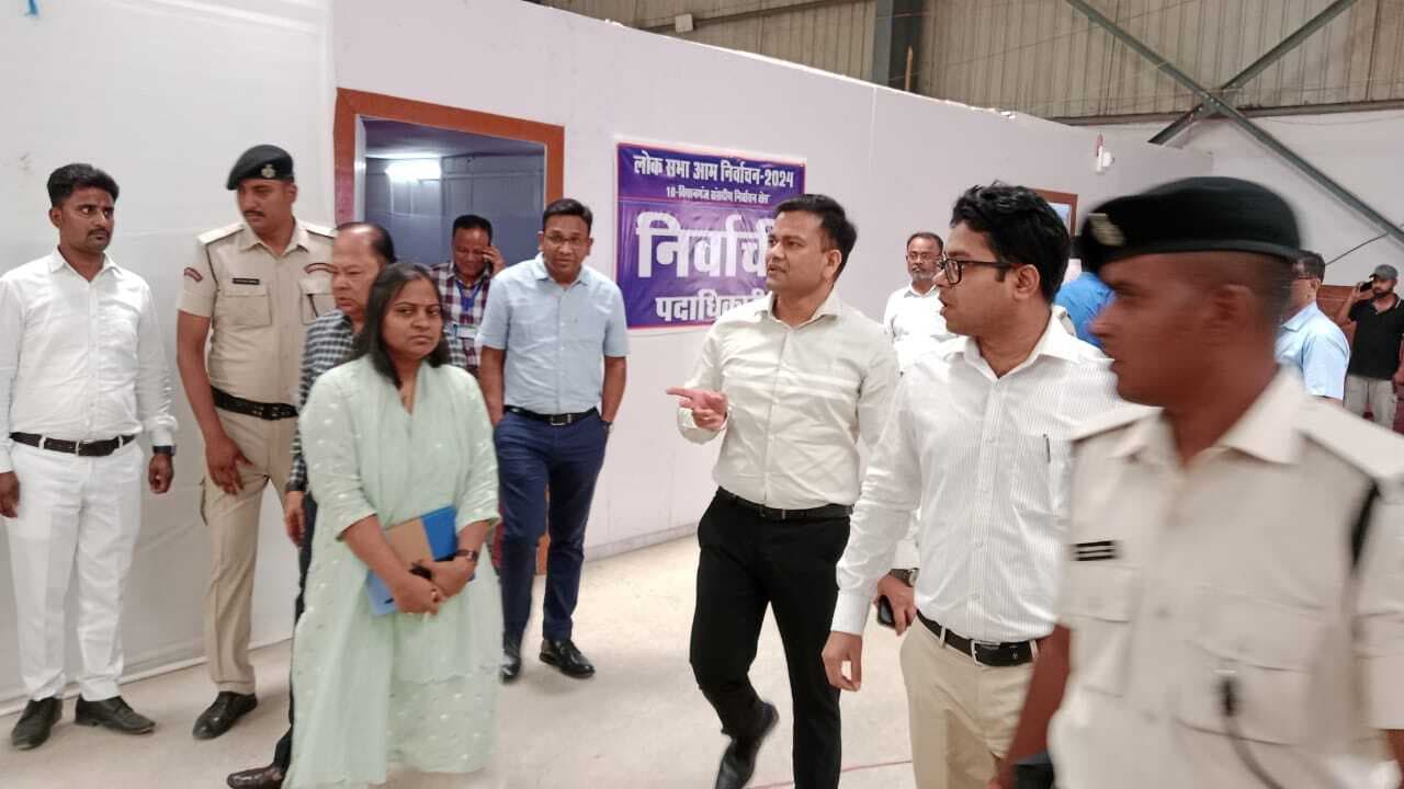 जिलाधिकारी ने मतगणना स्थल का लिया जायजा, दिये आवश्यक निर्देश