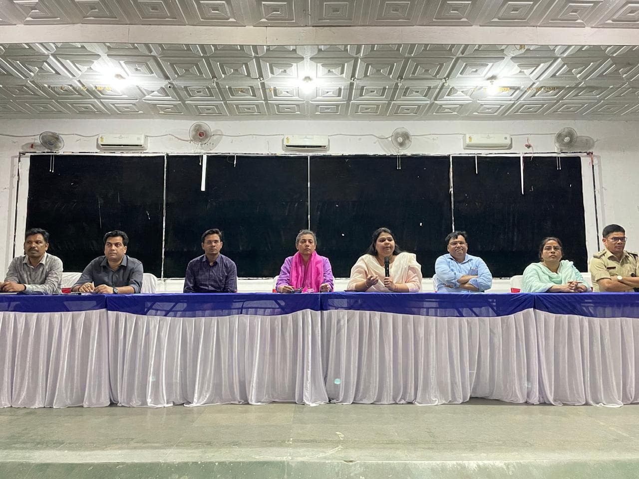 फोटोयुक्त पहचान पत्र के बगैर प्रवेश की अनुमति नहीं : डीसी