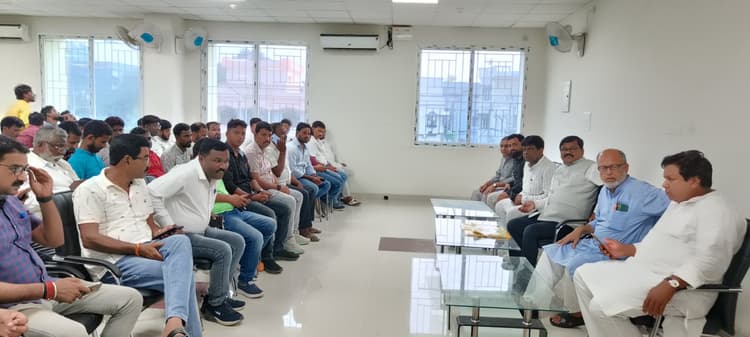 प्रत्याशियों ने अपने मतगणना केंद्र पर रहने वाले एजेंट के साथ की मंत्रणा