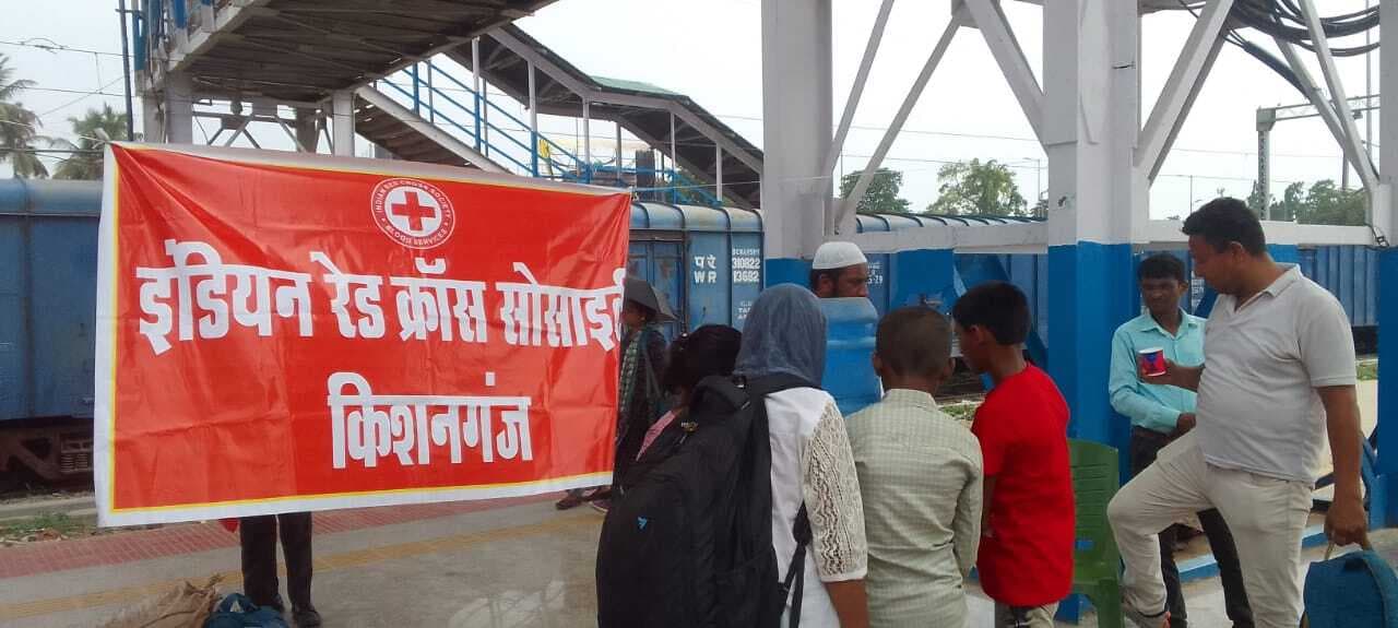 रेडक्रास सोसाइटी रेलवे स्टेशन पर मुसाफिरों की ठंडे पानी से बुझा रहे प्यास