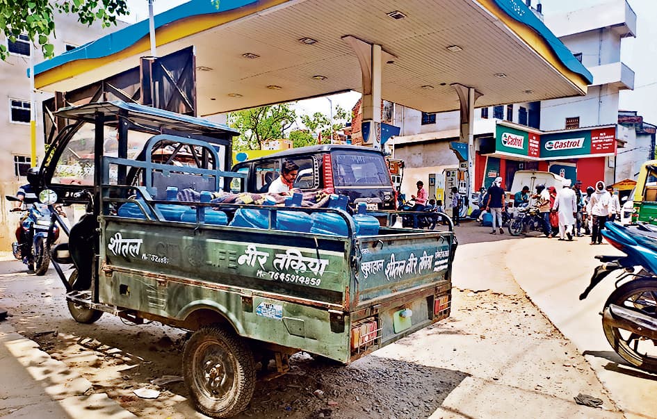 शहर में भूजल से लाखों कमा रहे वाटर सप्लायर, नियम का अभाव