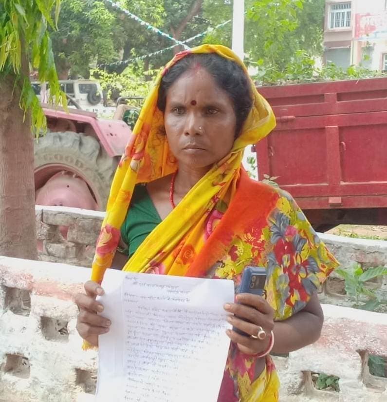 खेत में बकरी चले जाने को लेकर महिला को पीटकर किया जख्मी