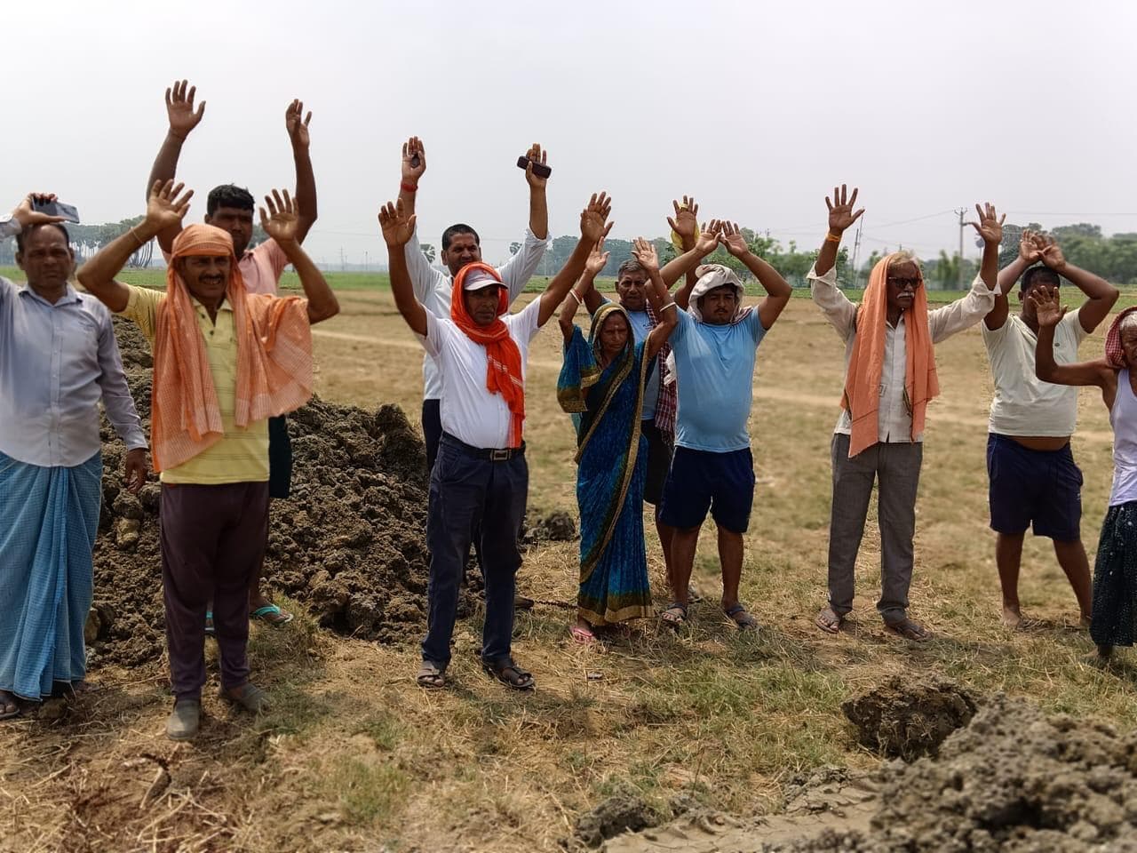 सड़क निर्माण को लेकर रात के अंधेरे में निजी जमीन पर गिरायी मिट्टी, पीड़ित किसानों ने थाना में दिया आवेदन