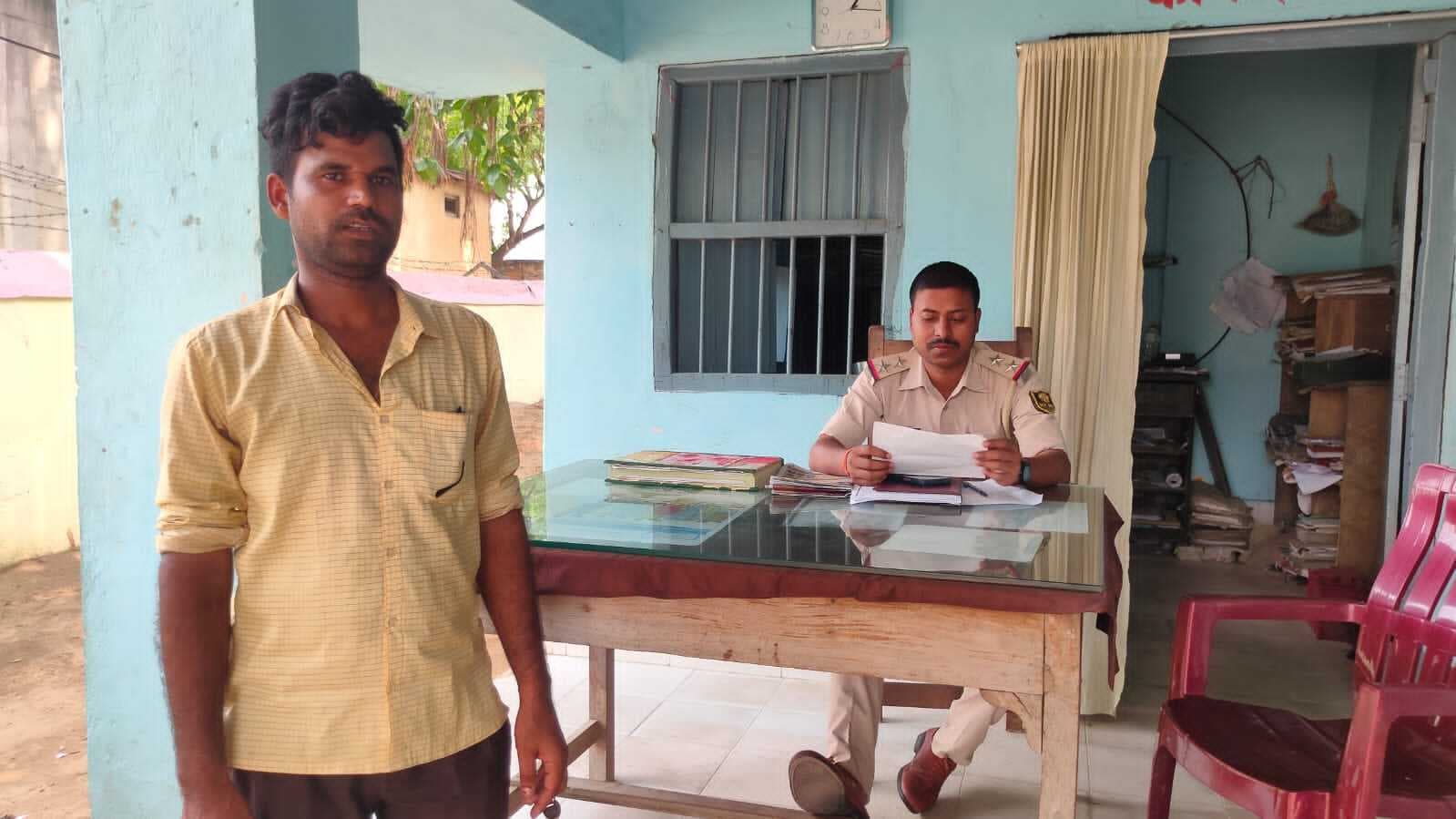 ई-रिक्शा चालक के मोबाइल से शातिर युवक ने उड़ाया 65 हजार रुपया