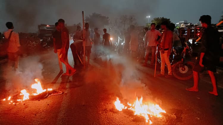 सौरा नदी में नहाने गया युवक डूबा, परिजनों ने की सड़क जाम