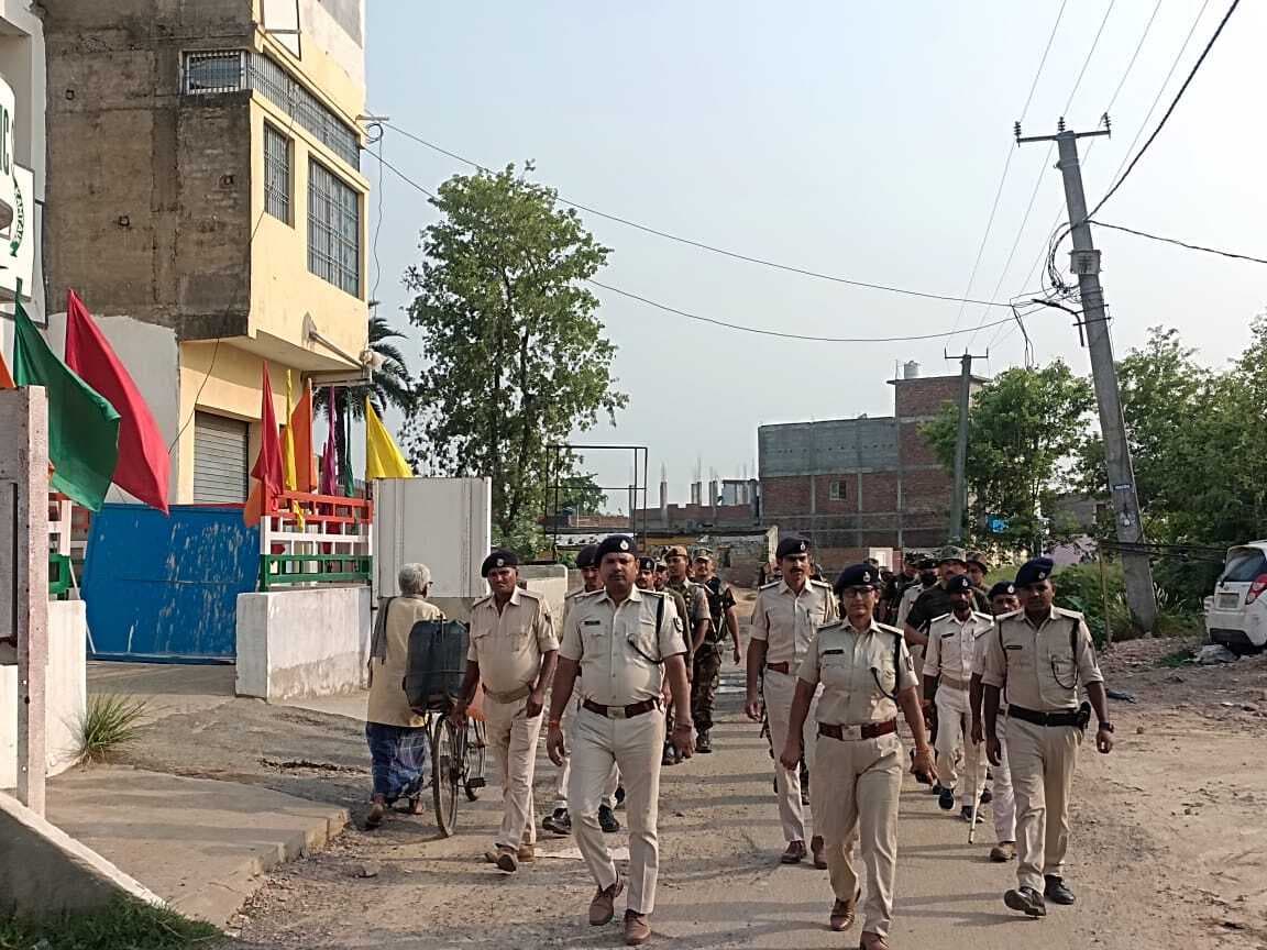 शांतिपूर्ण मतगणना समापन को सुरक्षा के पुख्ता प्रबंध, जगह-जगह पुलिस ने किया फ्लैग मार्च