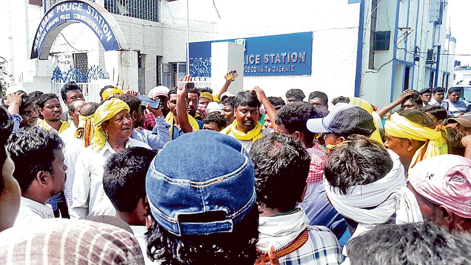 बाराबनी थाने पहुंचे आदिवासी, की मांग धमकाने पर पुलिस अफसर मांगें माफी