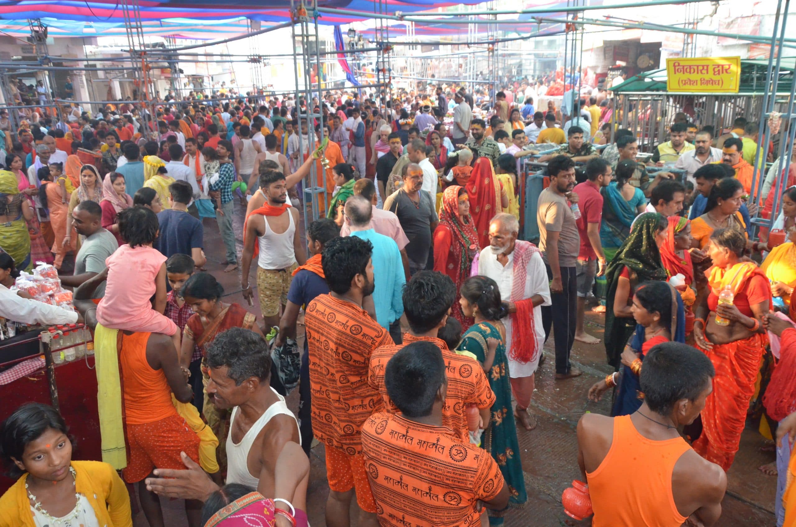 भीड़ प्रबंधन में मंदिर प्रशासन हुआ फेल, श्रद्धालुओं को हुई परेशानी