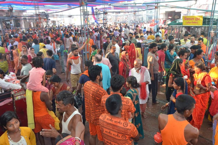 भीड़ प्रबंधन में मंदिर प्रशासन हुआ फेल, श्रद्धालुओं को हुई परेशानी