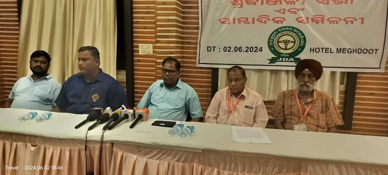 झारसुगुड़ा : जिला ड्राइवर संघ ने आंदोलन की दी चेतावनी, कहा-लू से मृत ट्रक चालकों के परिजनों को सरकारी सहायता दी जाये