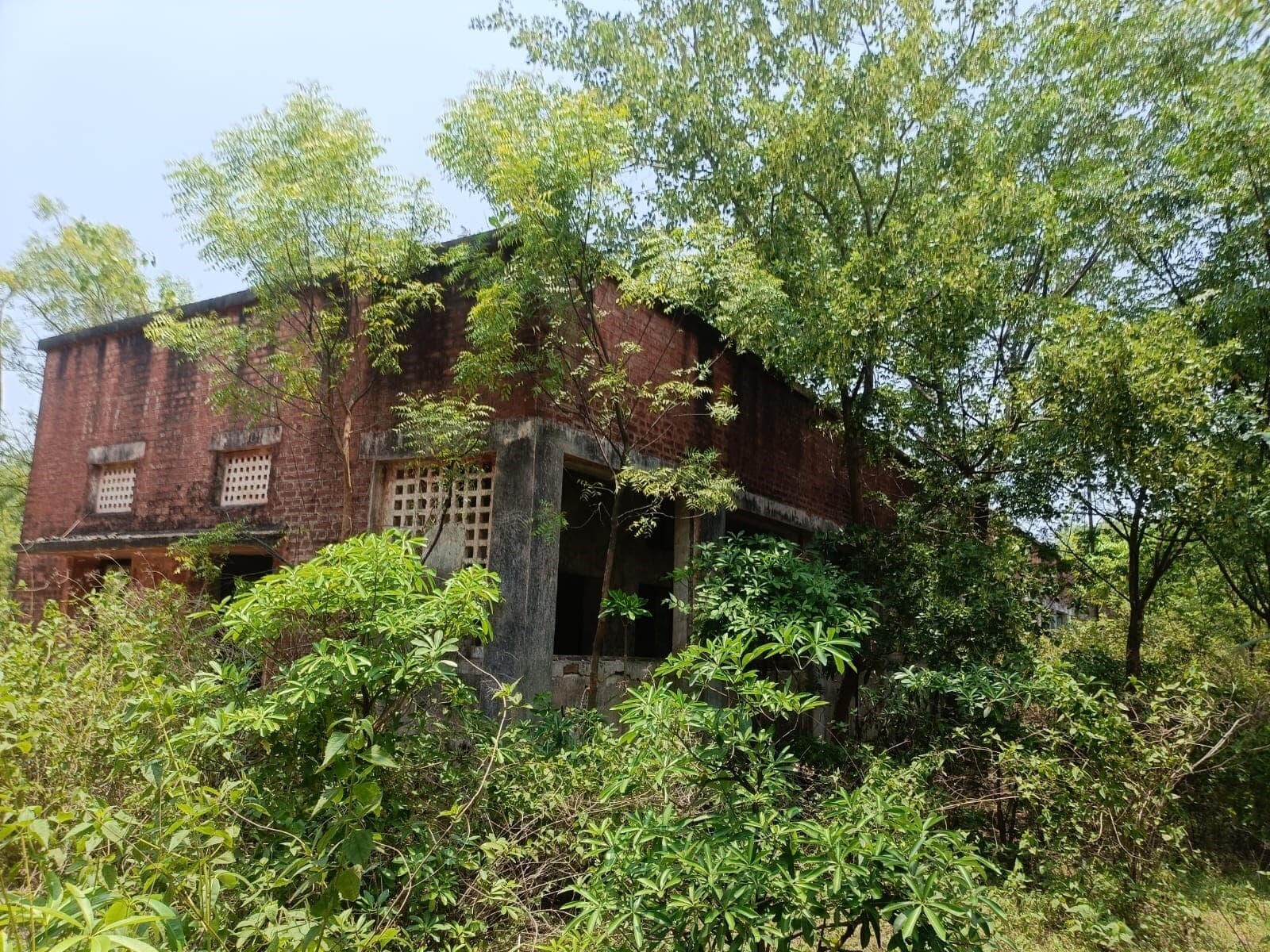 बंडामुंडा :  प्रसिद्ध लाल स्कूल खंडहर में हुआ तब्दील, असामाजिक तत्वों का बना अड्डा