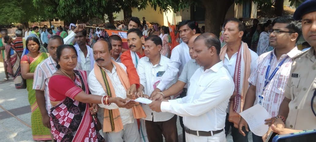 बणई जिला भाजपा ने बिमलगढ़ स्टेशन में दिया धरना, दुर्घटना में मृत बुदिया किसान के परिजनों को नौकरी देने की मांग