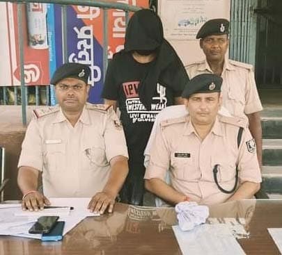 देसी पिस्टल व चार कारतूस के साथ युवक गिरफ्तार