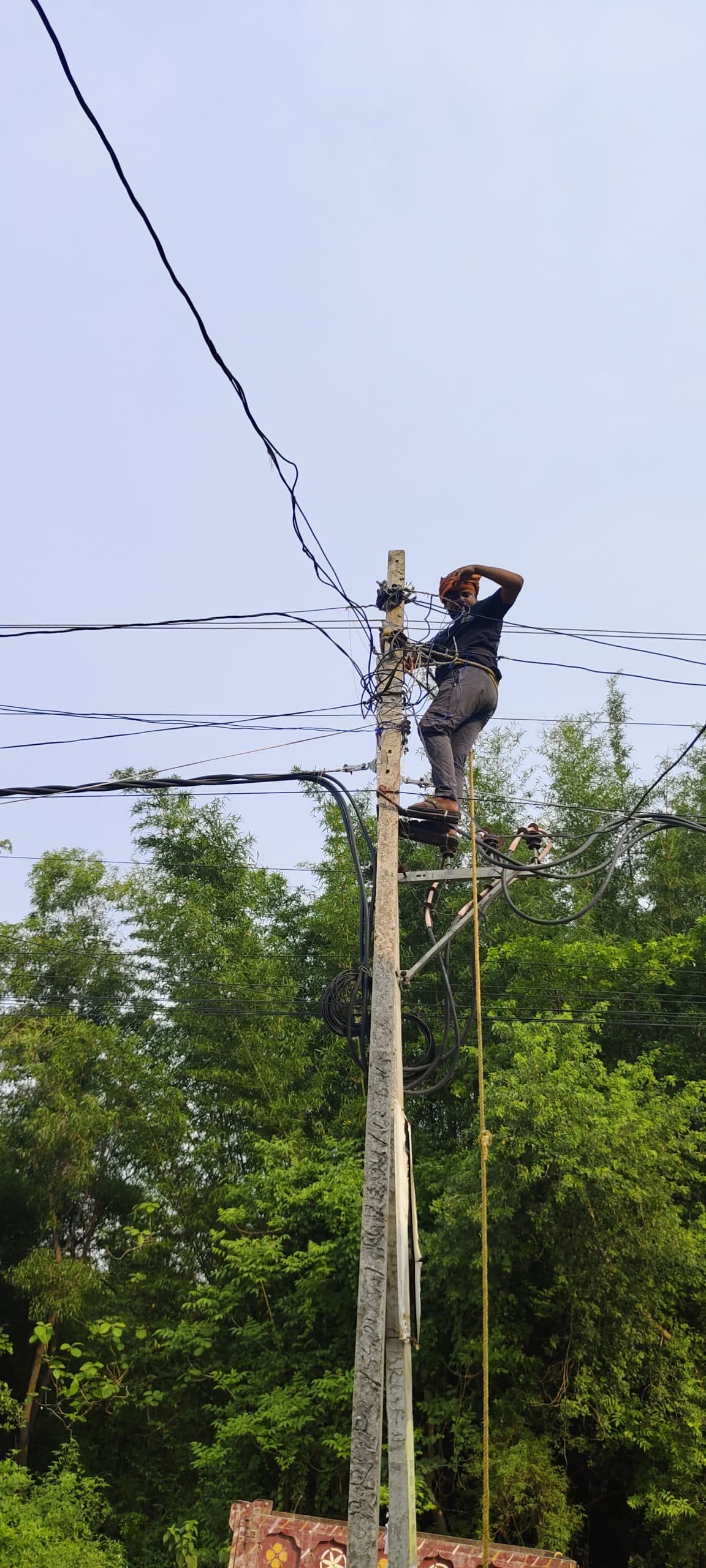 बगैर सुरक्षा किट के जान जोखिम में डालकर काम करते हैं विद्युत कर्मी विभागीय अधिकारी की उदासीनता से नहीं मिल पाता है सुरक्षा किट