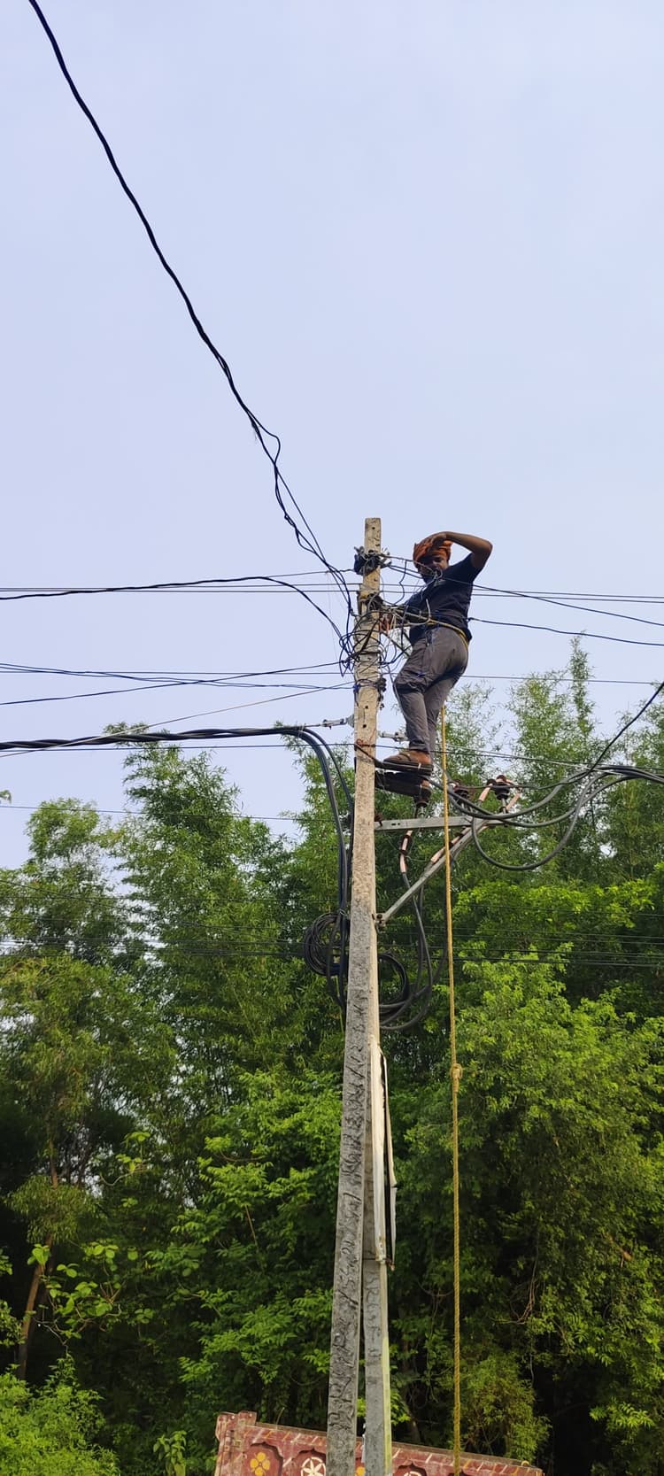बगैर सुरक्षा किट के जान जोखिम में डालकर काम करते हैं विद्युत कर्मी विभागीय अधिकारी की उदासीनता से नहीं मिल पाता है सुरक्षा किट