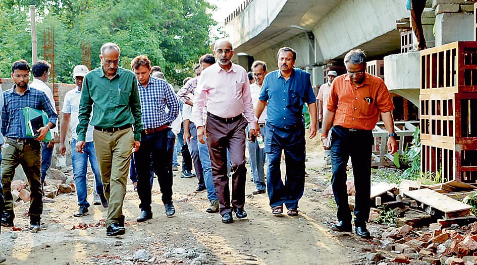 मेट्रो : नोआपाड़ा से बिमानबंदर तक के विस्तार कार्यों का जीएम ने लिया जायजा