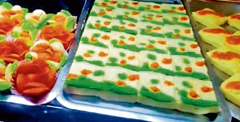 चुनाव नतीजों से पहले मिठाइयों पर चढ़ा राजनीतिक रंग