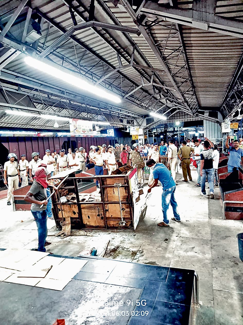 बर्दवान स्टेशन परिसर से हटायी गयीं 35 अवैध दुकानें