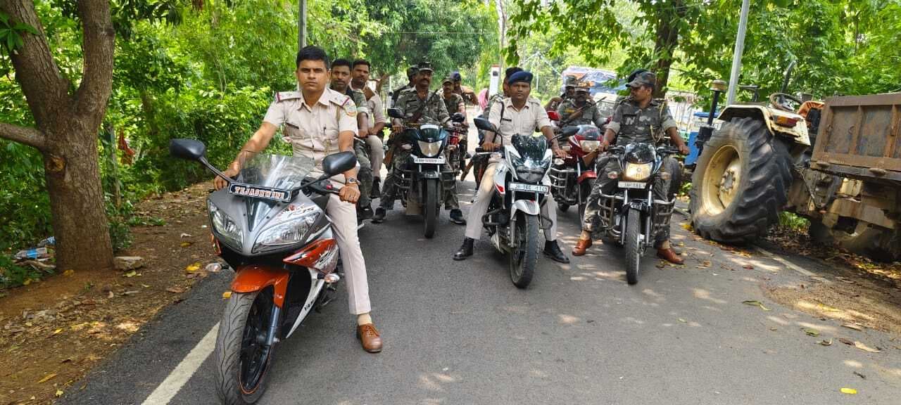 शांति व्यवस्था बनाये रखने को लेकर पुलिस ने किया फ्लैग मार्च
