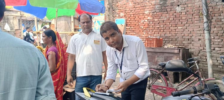 अवैध रूप से स्टेशन रोड में लगने वाले ठेलों का काटा गया चालान