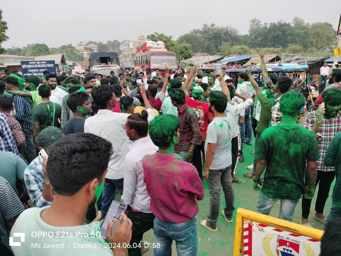 नाला में झामुमो समर्थकों ने नलिन सोरेन की जीत पर मनाया जश्न