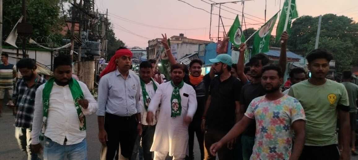 नलिन की जीत पर कार्यकर्ताओं ने की आतिशबाजी