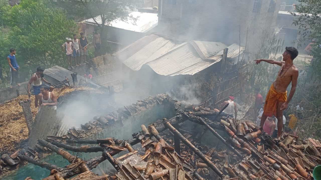 अगुवानी के बबराहा में आग लगने से तीन घर जले