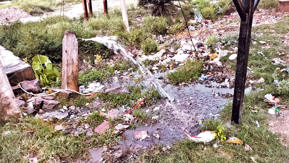 एक ओर पानी के लिए परेशान हो रहे लोग, दूसरी ओर सड़क व गड्ढे में बह रहा पानी