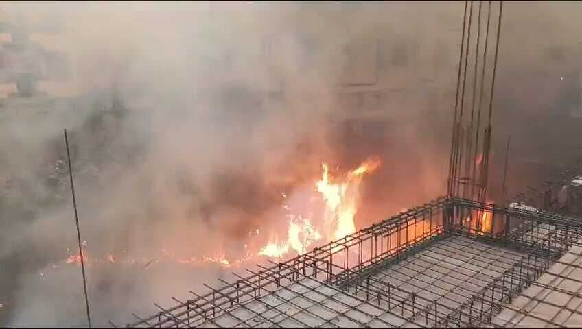 चिमनी की चिंगारी से रेस्टोरेंट में लगी आग, लाखों की संपत्ति जलकर राख