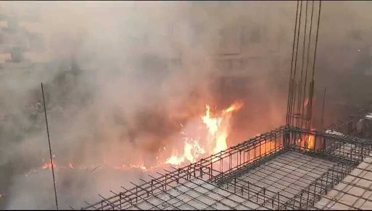 चिमनी की चिंगारी से रेस्टोरेंट में लगी आग, लाखों की संपत्ति जलकर राख