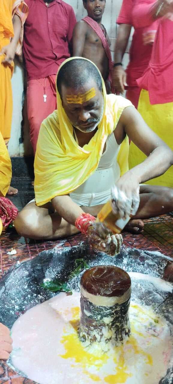 भागलपुर लोकसभा से नव निर्वाचित सांसद अजय मंडल व धनबाद से ढुल्लू महतो ने बाबा फौजदारीनाथ की पूजा अर्चना की