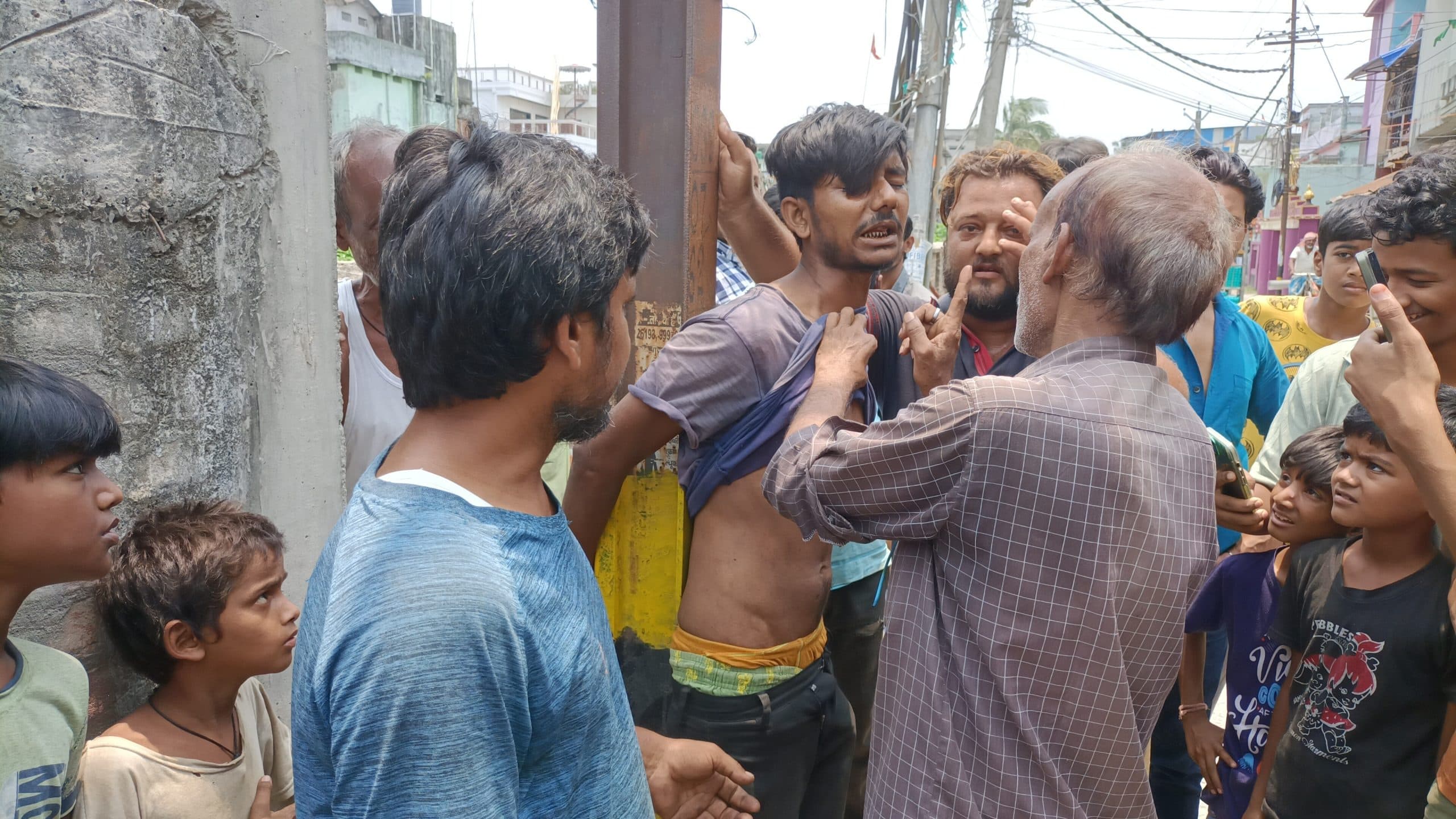 दूध का कैरेट चोरी करते धराया