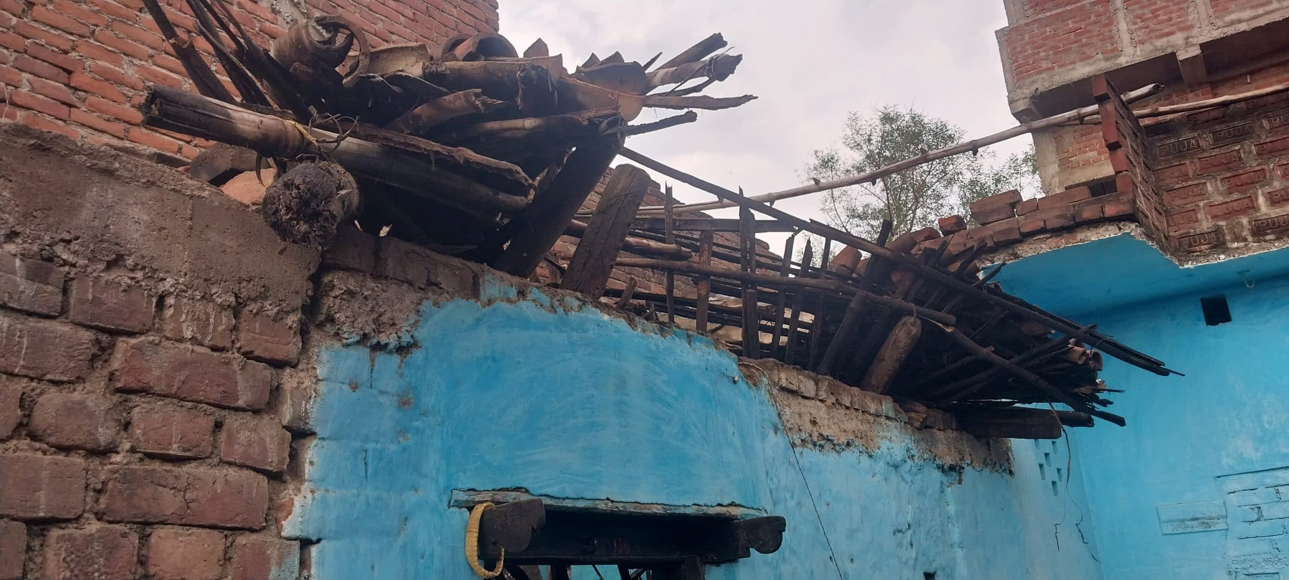 आंधी-पानी में गिरी छत की रेलिंग, एक ही परिवार के चार जख्मी