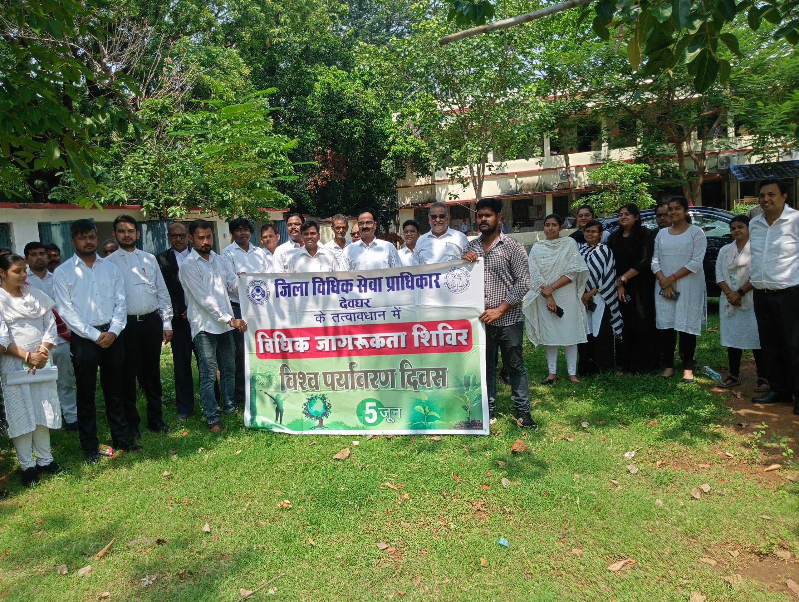 कचहरी परिसर में न्यायिक पदाधिकारियों ने किया पौधरोपण