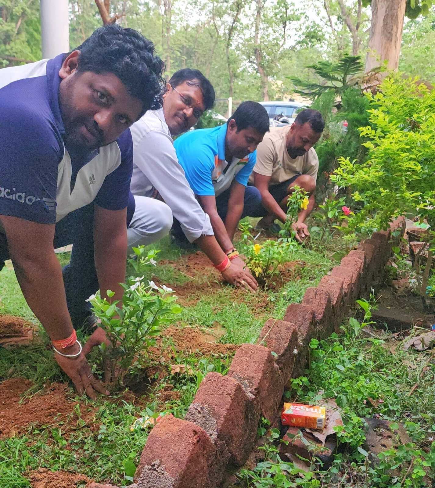 पर्यावरण दिवस पर इंडोर परिसर में लगाये गये पौधे