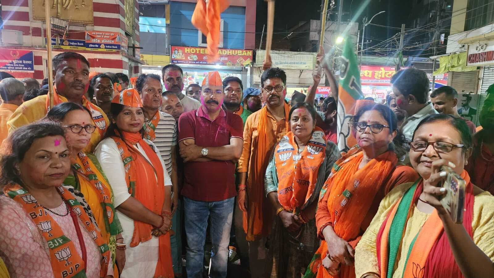 निशिकांत की जीत पर टावर चौक पर भाजपा कार्यकर्ताओं ने मनाया जश्न