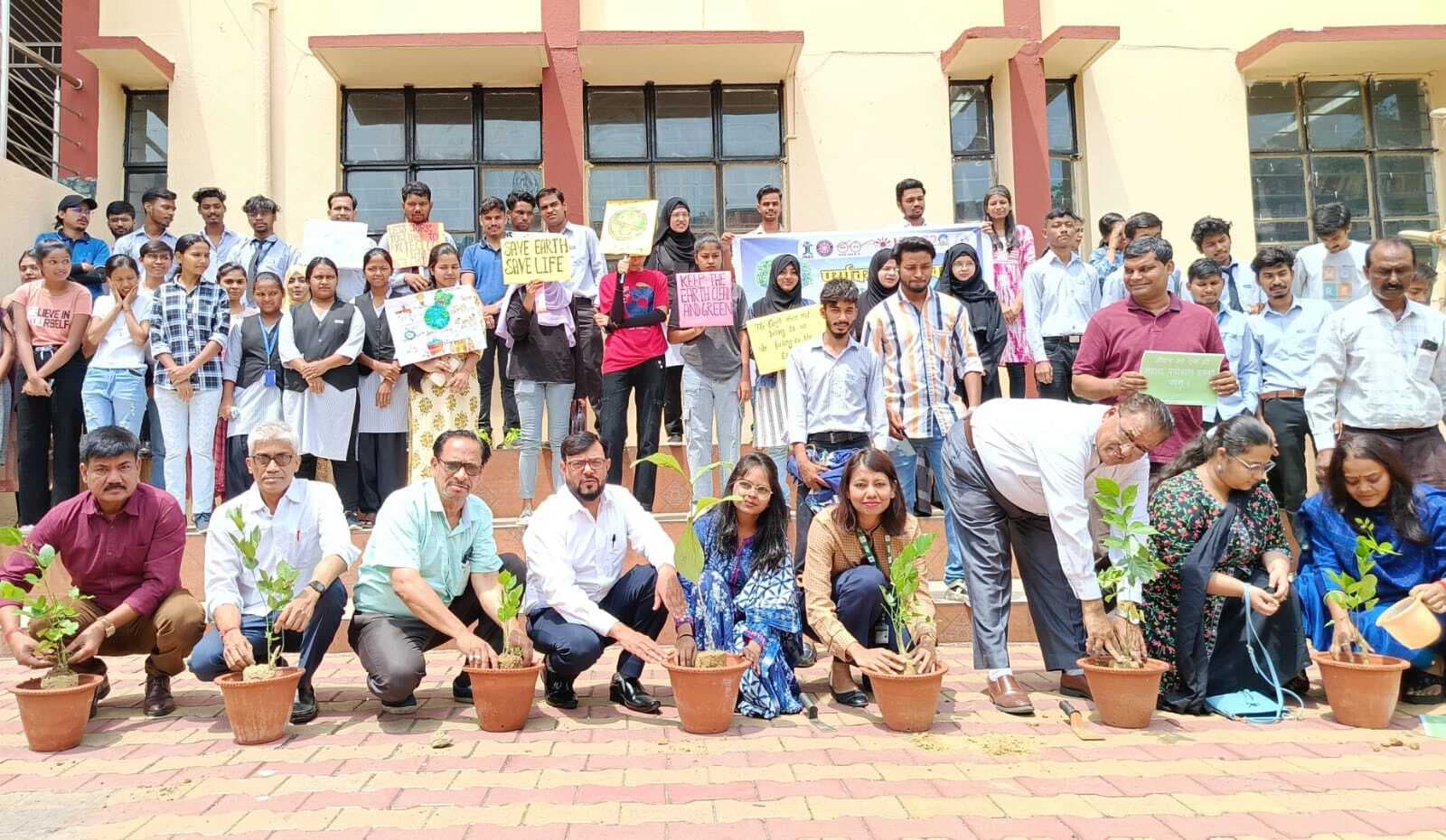 करीम सिटी कॉलेज में पौधरोपण अभियान और संगोष्ठी का आयोजन