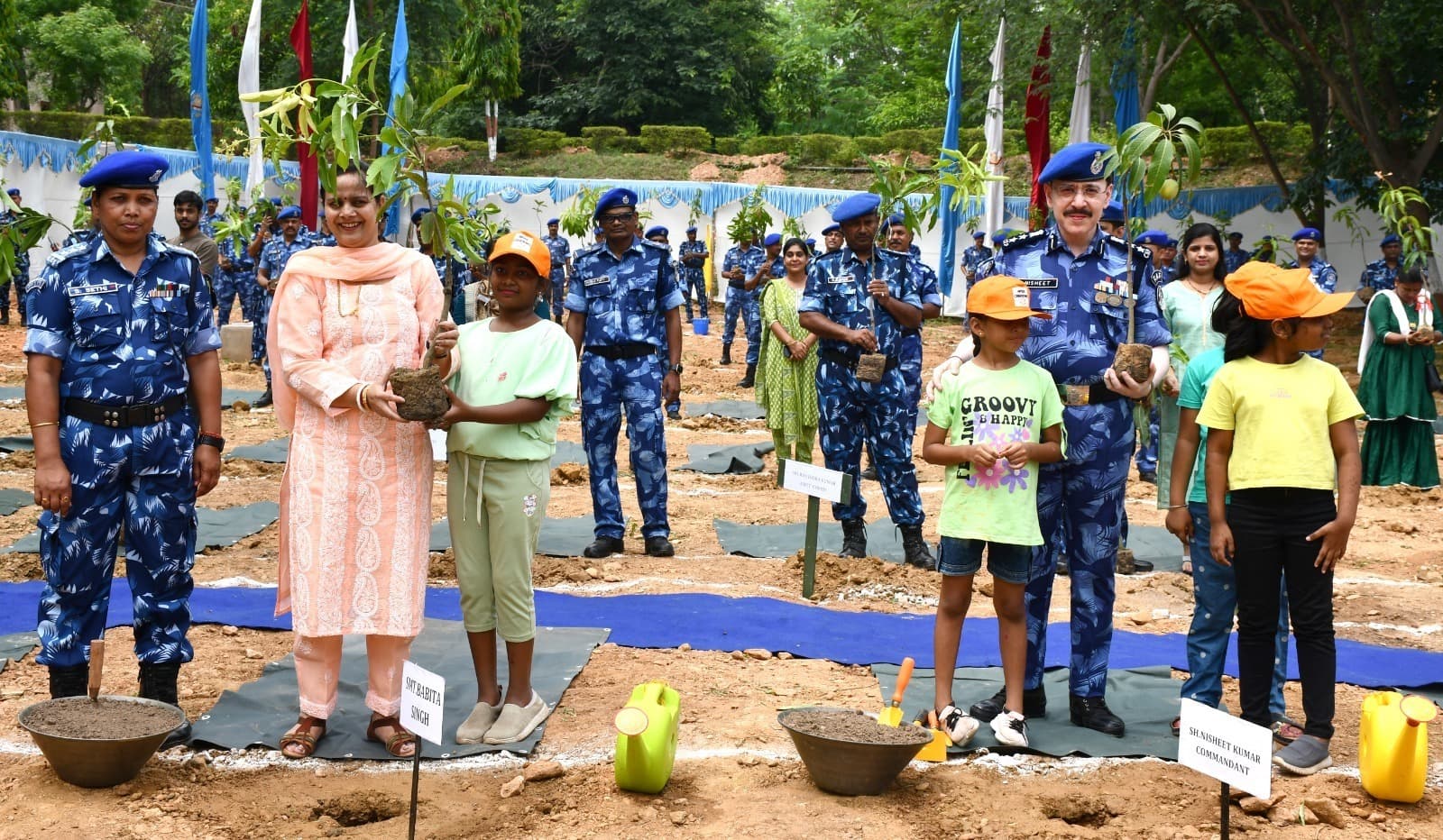 रैफ 106 बटालियन परिसर में स्कूली बच्चों ने किया पौधरोपण