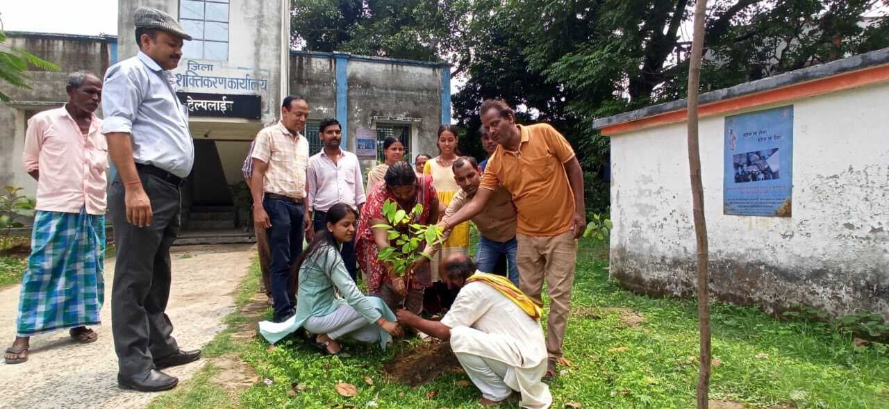 महिला हेल्प लाइन में किया गया पौधरोपण