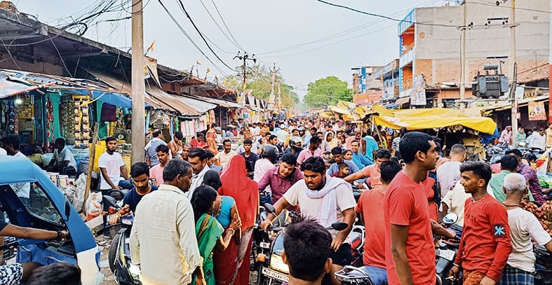 वट सावित्री पूजा की खरीदारी को लेकर दिघवारा बाजार में उमड़ी भीड़