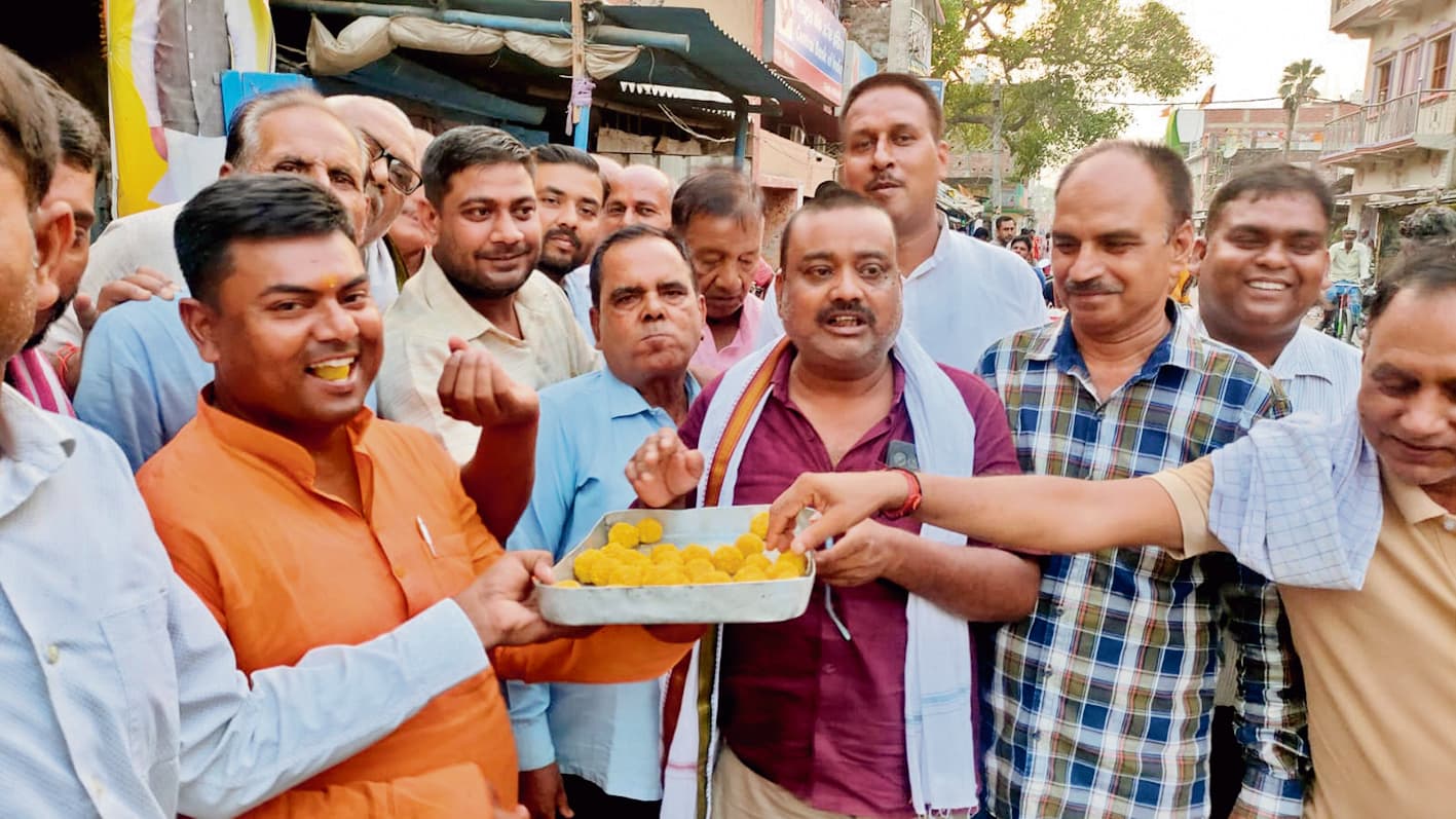 भाजपा कार्यालय पर कार्यकर्ताओं ने एक-दूसरे को मिठाई खिलाकर मनाया जश्न