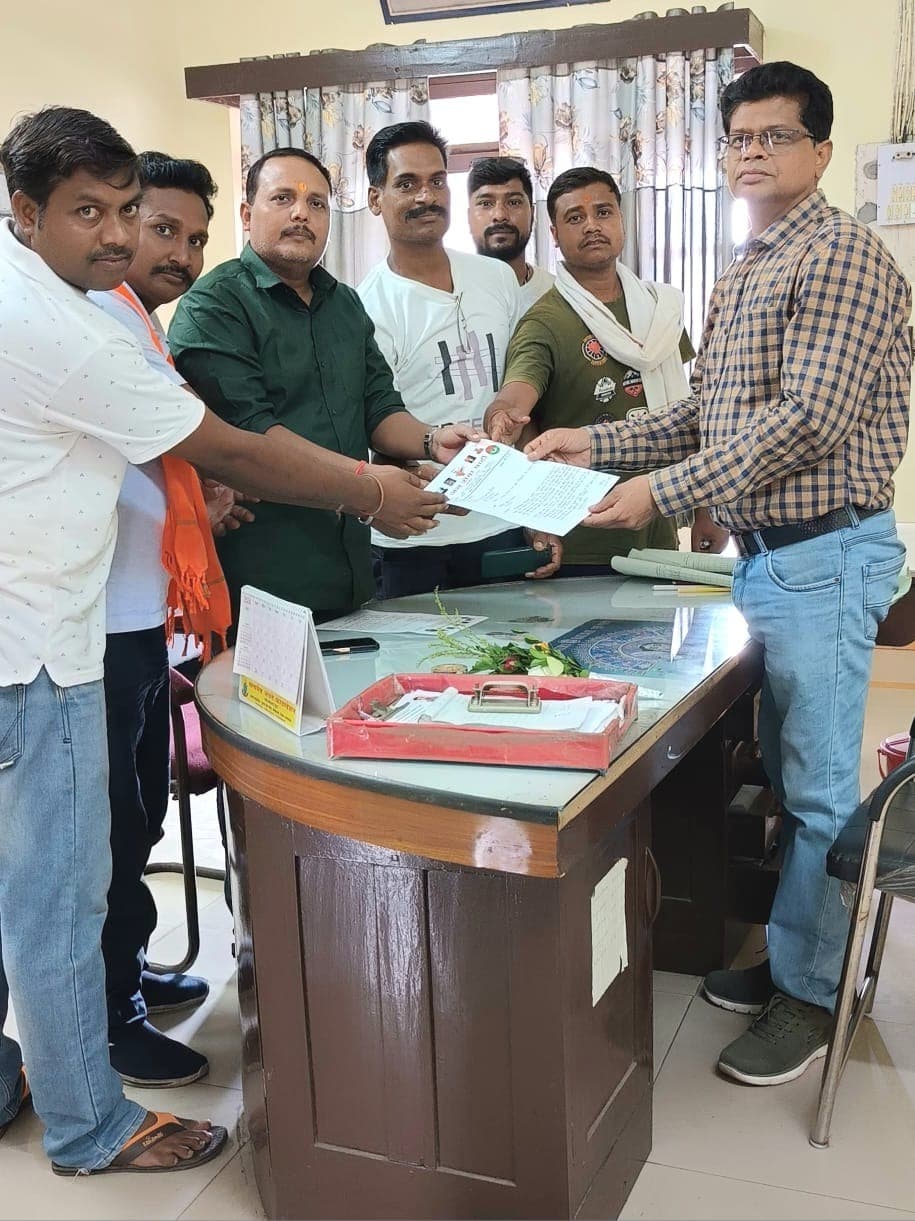 जनसेवा पार्टी ने चित्तरंजन स्टेशन प्रबंधक को सौंपा ज्ञापन