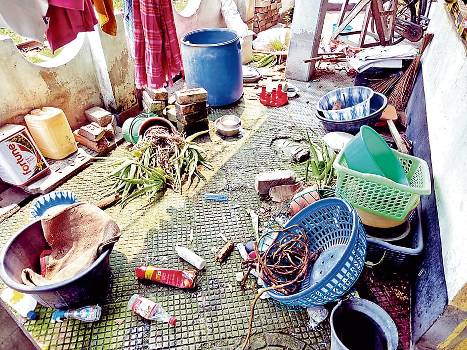 बैरकपुर : भाजपा कार्यकर्ता के घर तोड़फोड़, पीड़ित से मिले अर्जुन