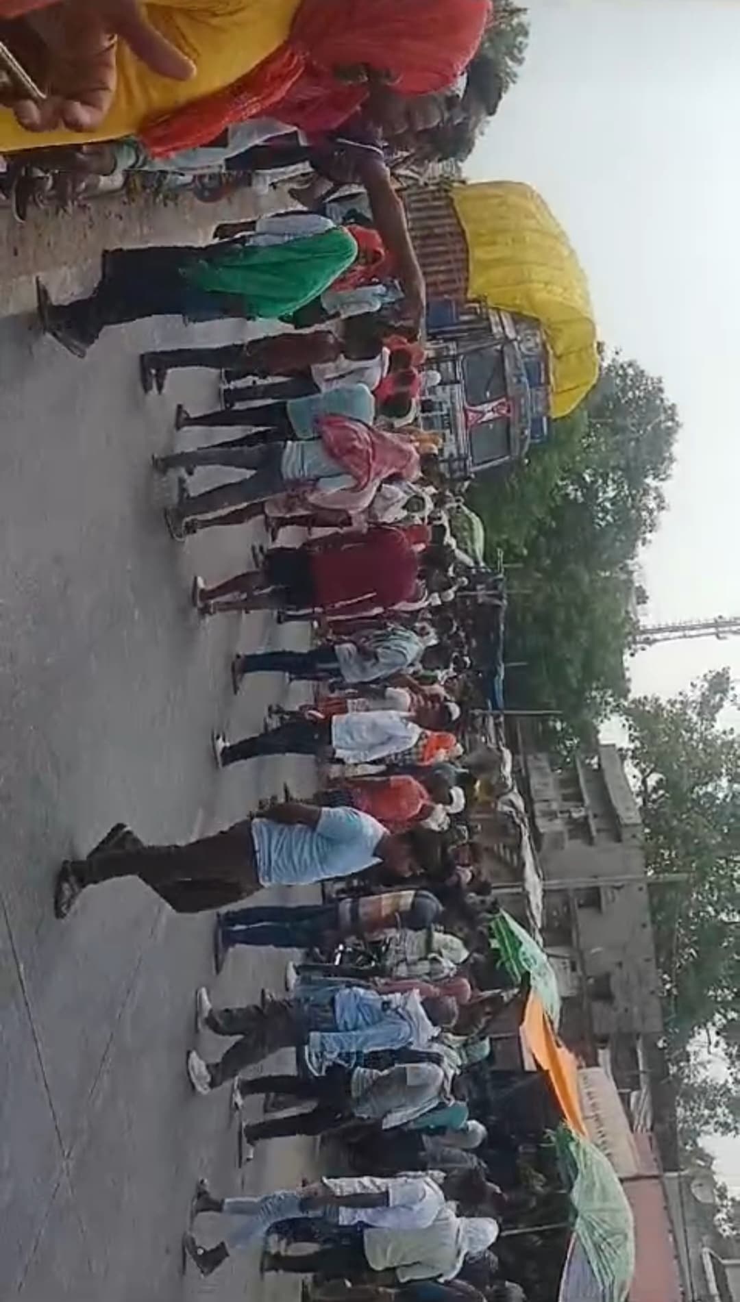 सड़क दुर्घटना में पिता की मौत, बेटा घायल